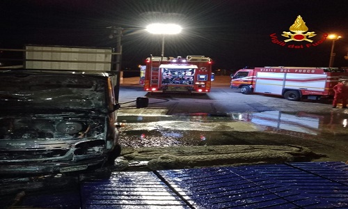 Brindisi incendio nella notte  al porto di un furgone  cassonato 