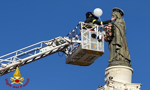 Brindisi omaggio dei vigili del fuoco alla statua della Madonna
