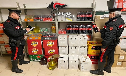 Fasano (BR). Rinvenute numerose bibite oggetto di furti ai danni di vari esercizi commerciale nell’ultimo mese. Denunciate due persone.