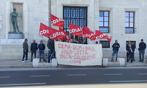 Cobas corteo a Bari per i lavoratori Dcm 