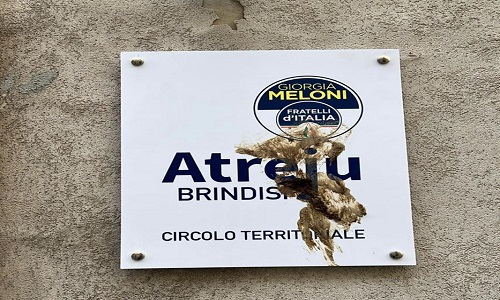 Brindisi:Fdi perseguire chi vandalizza i simboli dei partiti.