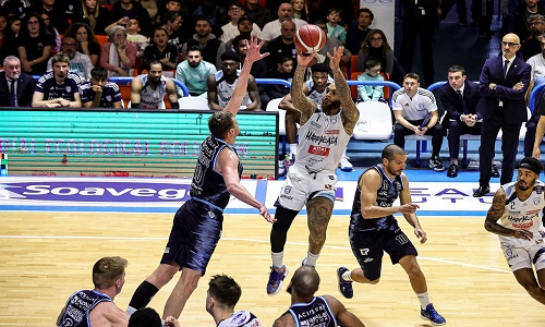 Happy casa con il turbo strapazza Sassari  92-58 