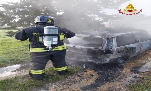 Mesagne:Incendio auto sulla vecchia strada per Latiano 