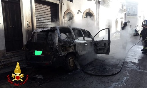 Incendio auto a San Pietro 