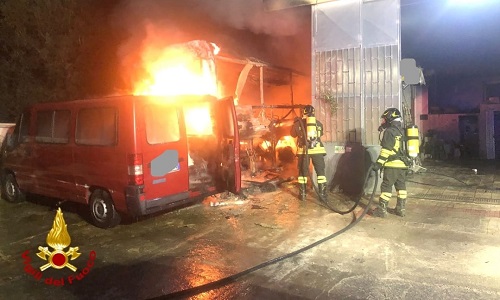 Incendio di un pulman in una officina a Villa Castelli 