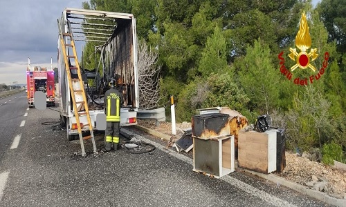 Furgone incendiato sulla 379 all'altezza di Costa Merlata 