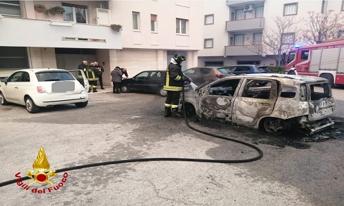 Fasano incendio di auto  in un parcheggio di un  condominio 