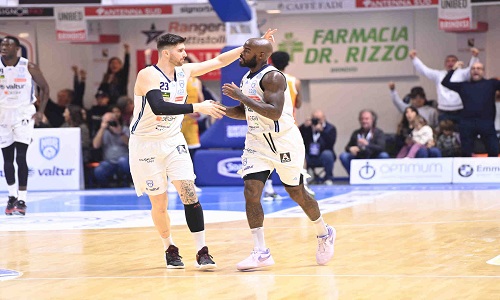 Valtur Brindisi nettamente superiore a Pesaro arriva a 100 punti.Finale 100-84