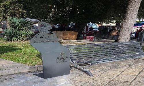 Coltiviamo la memoria: in Villa comunale le installazioni per ricordare dieci cittadini illustri 