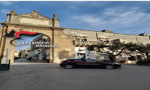 Detenuto domiciliare in permesso rapina un’auto ad una turista straniera. I carabinieri arrestano l’autore.