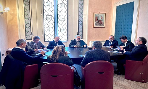 Provincia:tavolo su polo nautico 