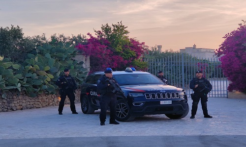 Ostuni (BR). Casa in fiamme, una donna e sette cani salvati dai Carabinieri delle Squadre Operative di Supporto.